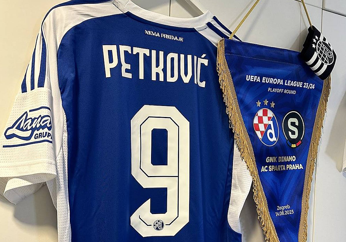Camiseta de Bruno Petkovic en el vestuario del Dinamo en el encuentro de la ronda previa de la Europa League ante el Sparta de Praga