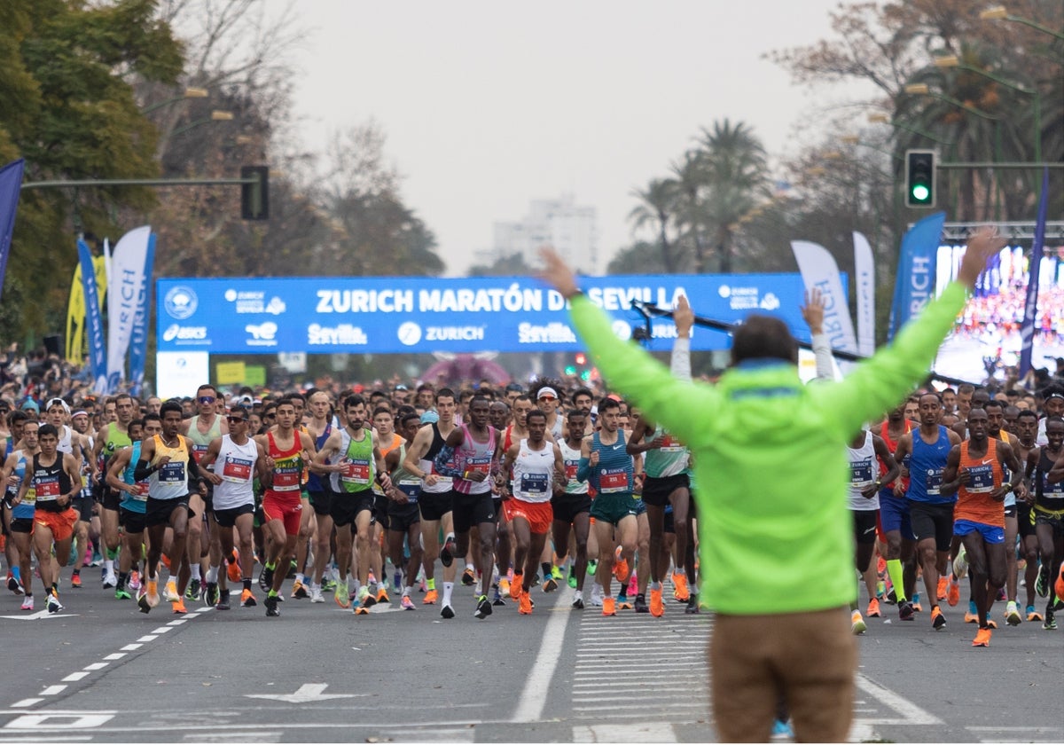 Imagen del Zurich Maratón de Sevilla 2023, en el momento de su inicio desde el Paseo de las Delicias