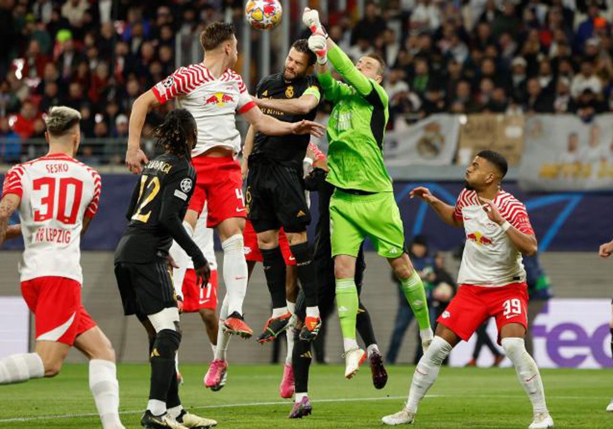 Lunin despeja de puños en la jugada polémica que acabó con el gol anulado al RB Leipzig