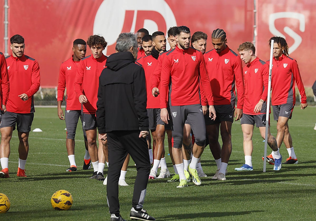 Varios futbolistas del Sevilla, en el inicio de un entrenamiento