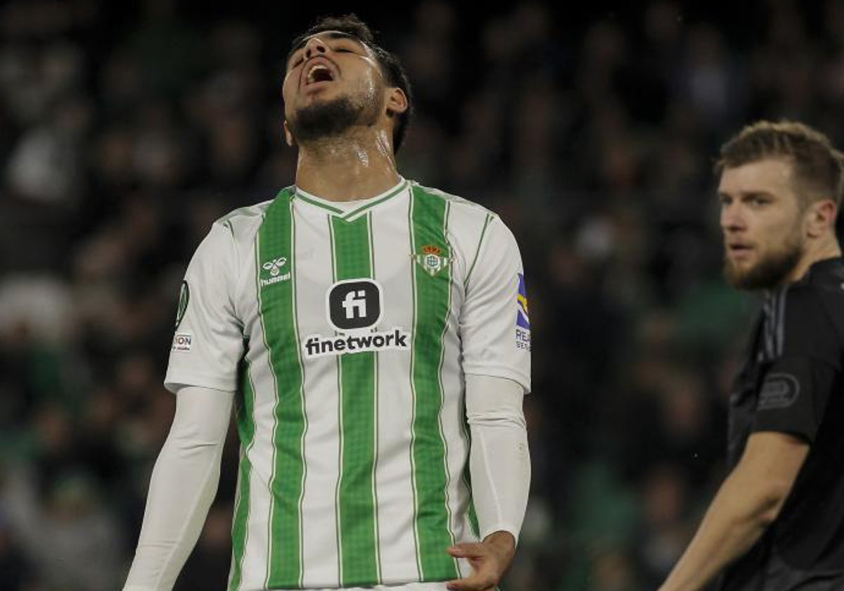 Chadi Riad, autor del penalti por mano en el segundo tiempo, se lamenta de un fallo en el choque frente al Dinamo de Zagreb