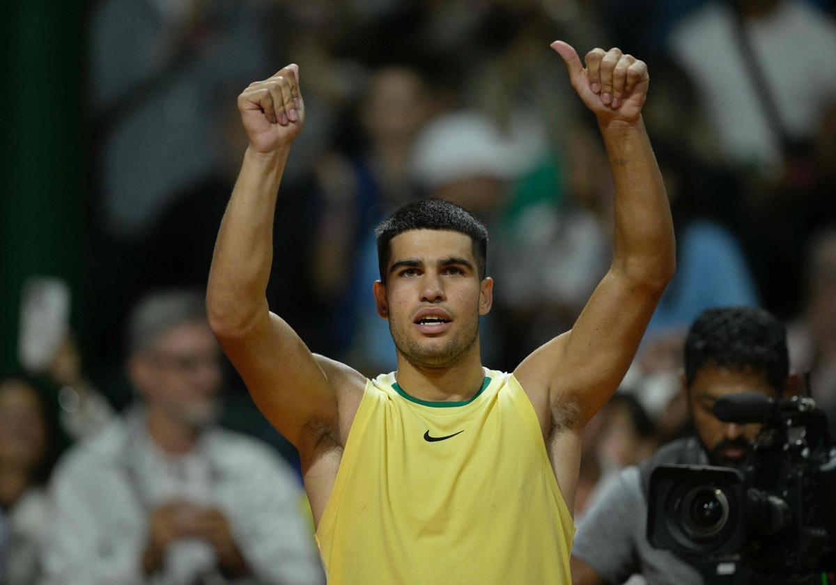 Carlos Alcaraz celebra tras ganar el partido de tenis de segunda ronda del ATP 250 Argentina Open