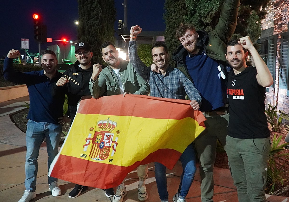 Un grupo de aficionados españoles, en los alrededores del Honda Center de Anaheim