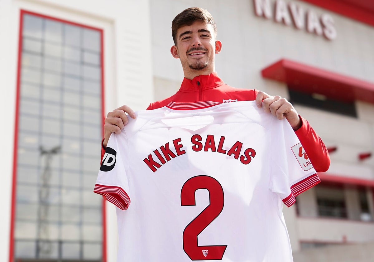 Kike Salas luce su nuevo dorsal en el Sevilla FC