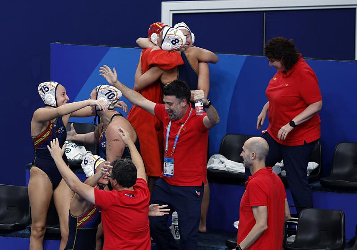 Las jugadoras de la selección española y el staff técnico celebran el triunfo ante Grecia