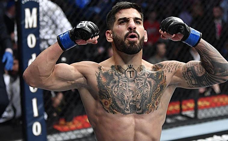 Imagen principal - Ilia Topuria, aspirante al título de la UFC. A la izquierda, en un combate contra Josh Emmett. A la derecha, durante un entrenamiento