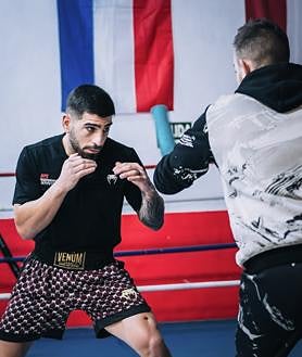 Imagen secundaria 2 - Ilia Topuria, aspirante al título de la UFC. A la izquierda, en un combate contra Josh Emmett. A la derecha, durante un entrenamiento