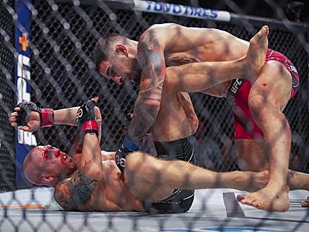 Imagen secundaria 1 - Ilia Topuria, aspirante al título de la UFC. A la izquierda, en un combate contra Josh Emmett. A la derecha, durante un entrenamiento