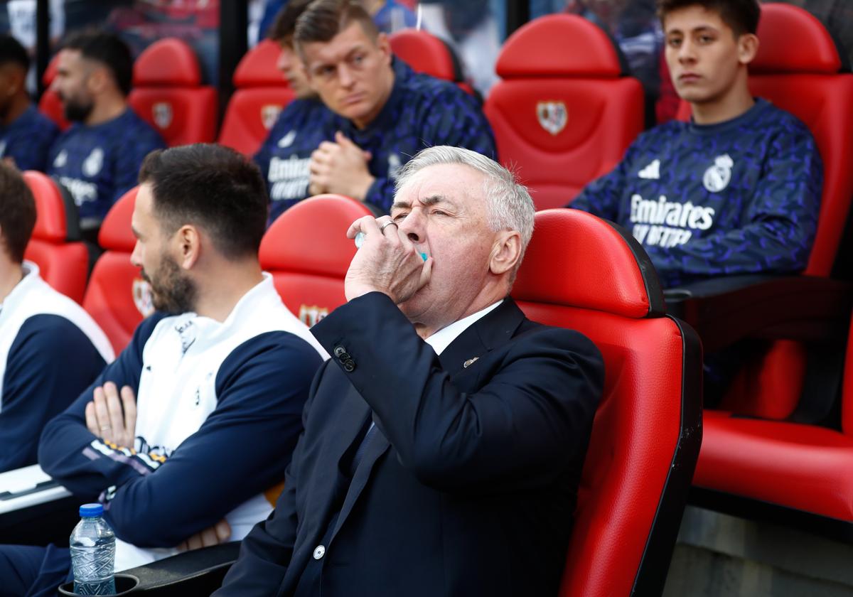 Carlo Ancelotti, en el banquillo de Vallecas