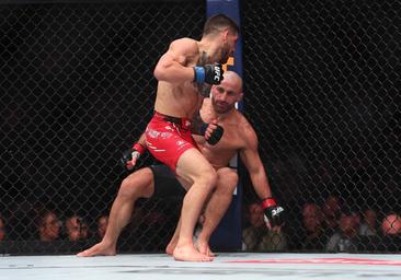 Así ha sido el combo final de Topuria que dejó KO a Volkanovski y le proclamó campeón del peso pluma de la UFC