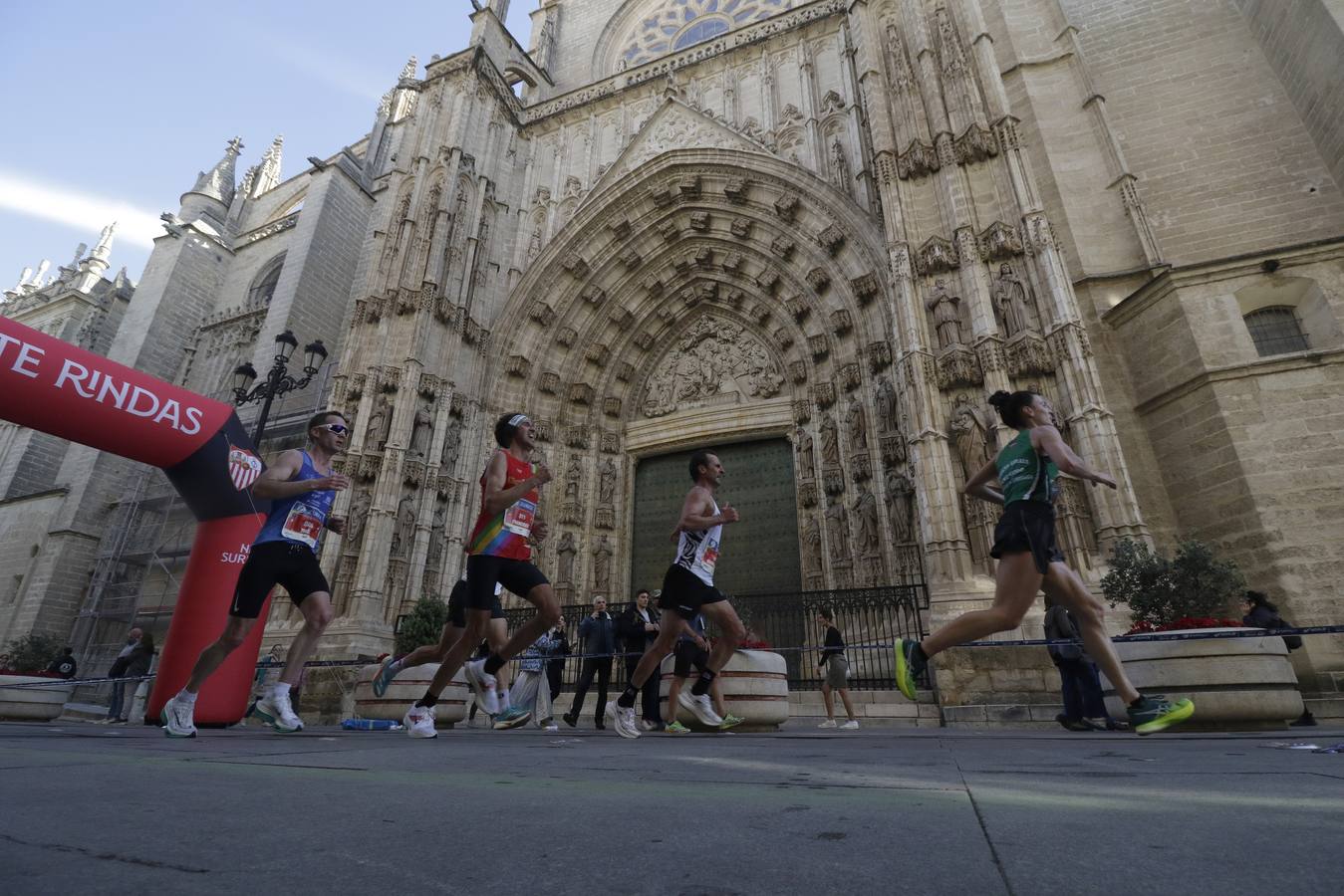 Corredores por el centro histórico de Sevilla