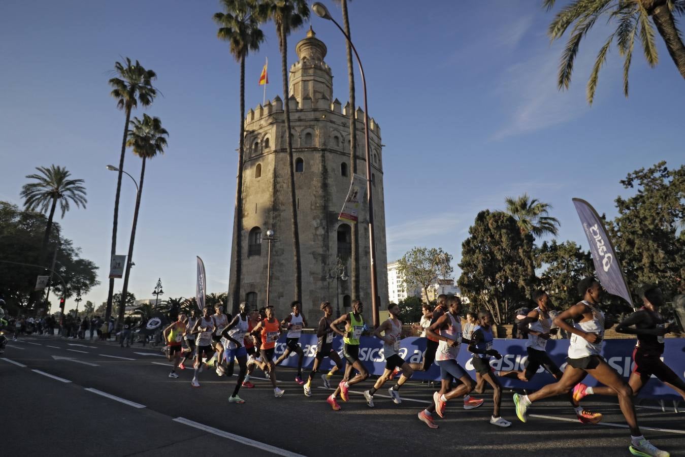 Corredores por el centro histórico de Sevilla