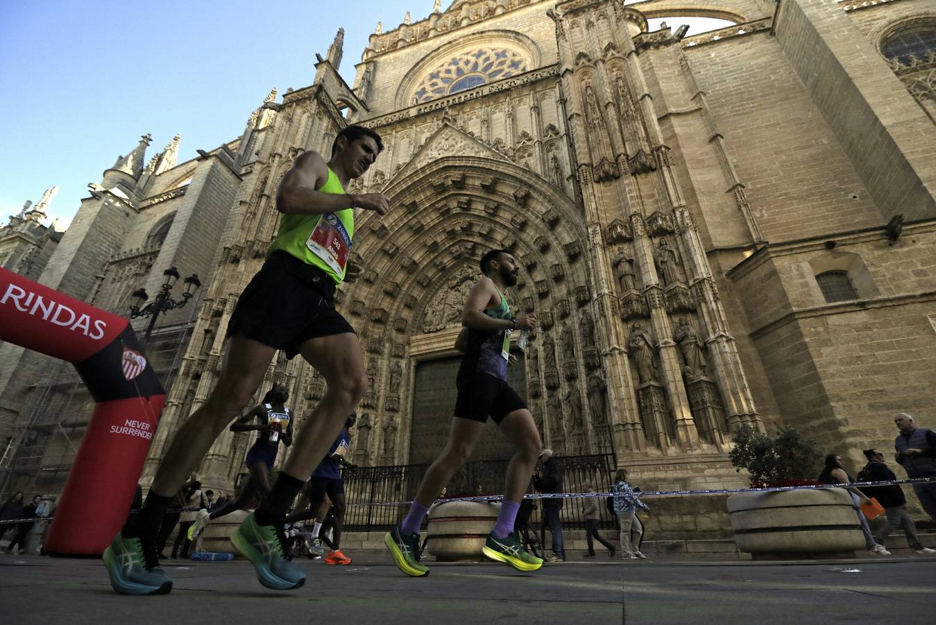 Corredores por el centro histórico de Sevilla