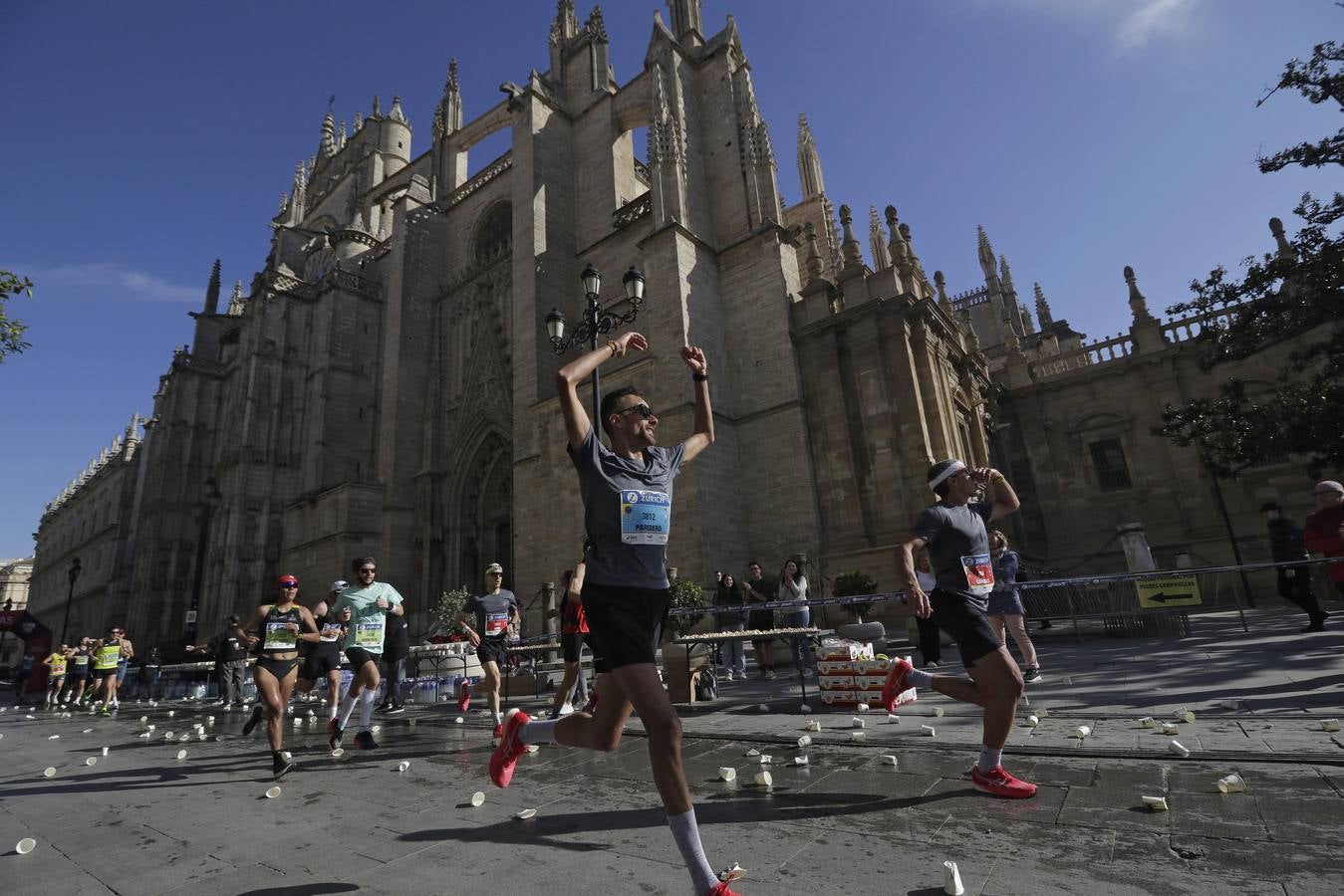 Corredores por el centro histórico de Sevilla
