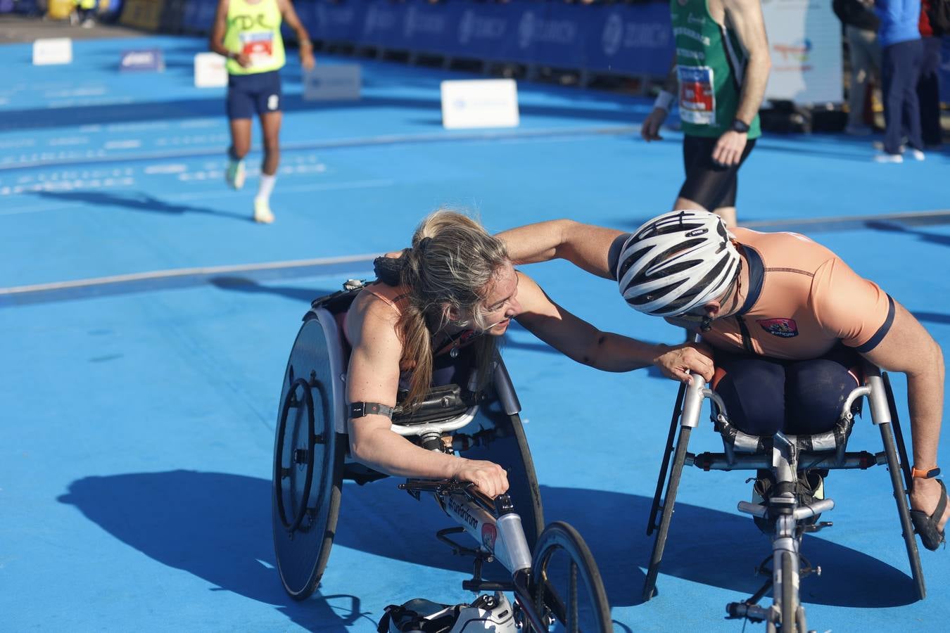 Corredores llegando a la meta del maratón
