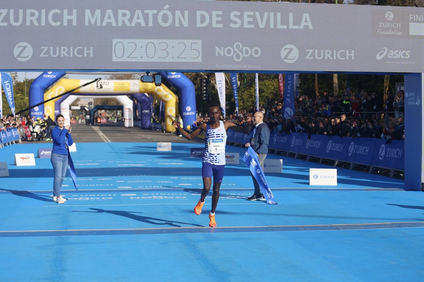 Corredores llegando a la meta del maratón