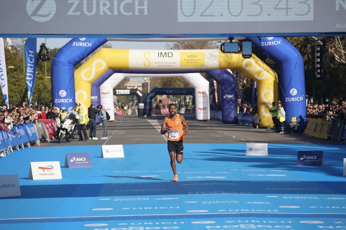 Corredores llegando a la meta del maratón