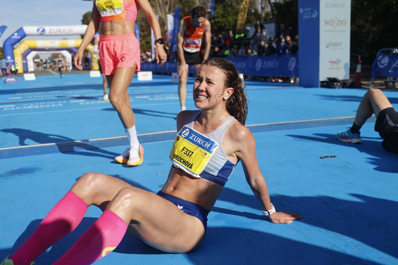 Corredores llegando a la meta del maratón