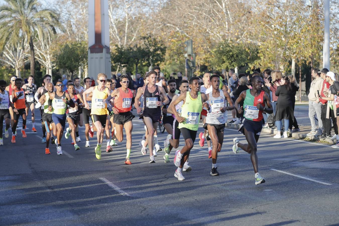 Corredores del maratón a su paso por el puente de la Barqueta