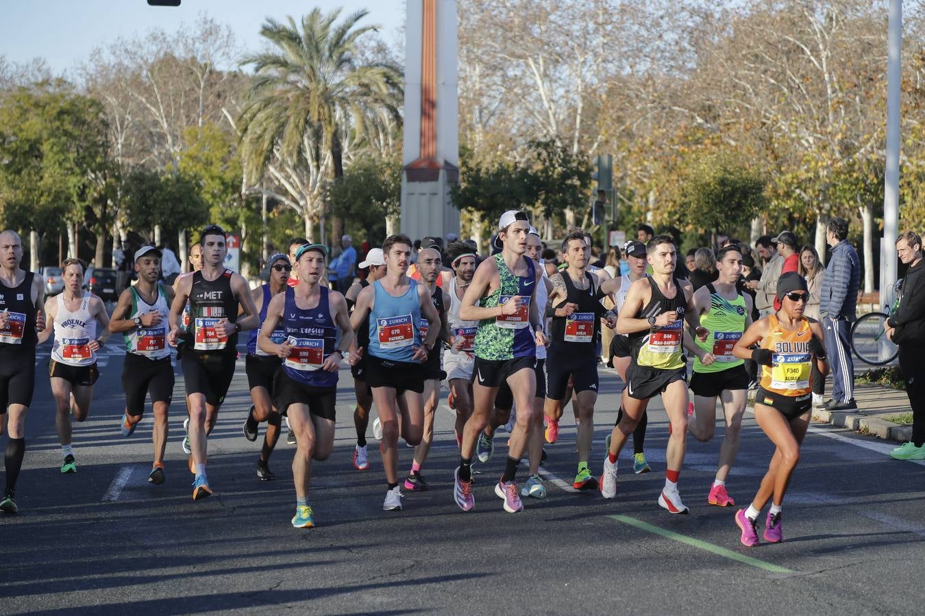 Corredores del maratón por la calle Torneo