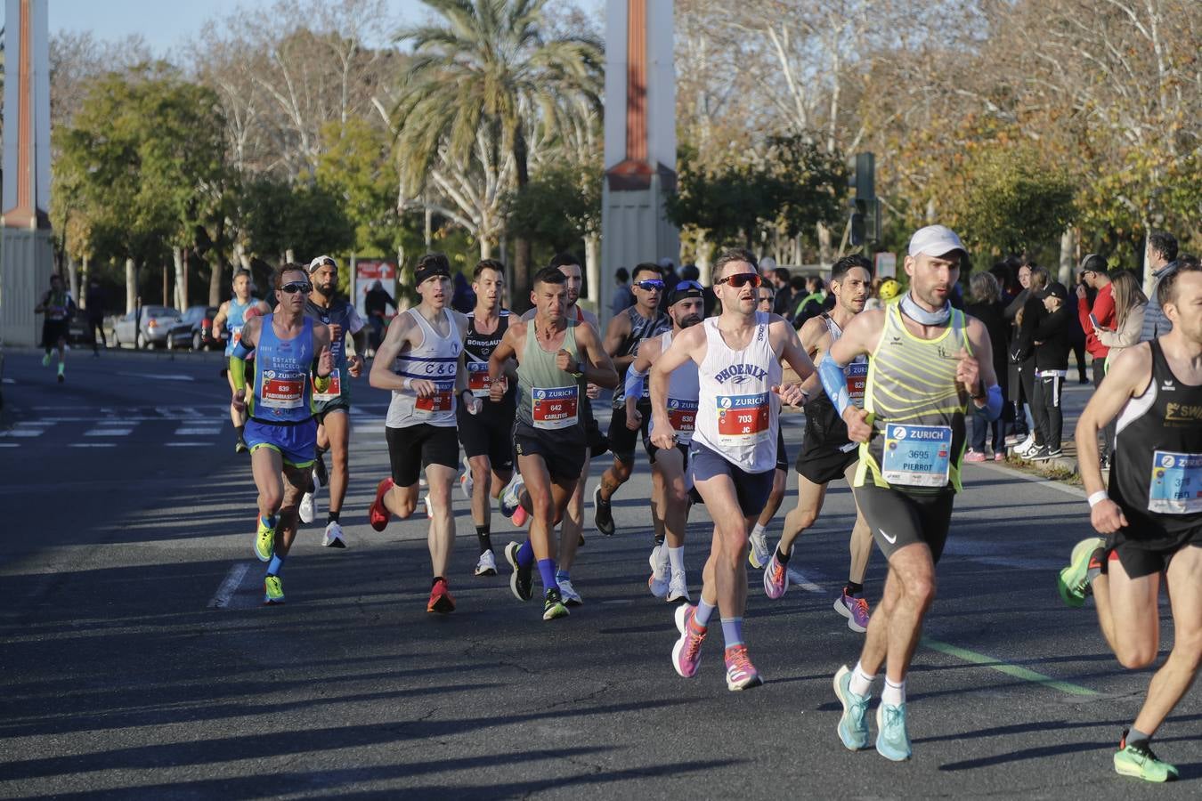 Corredores del maratón por la calle Torneo