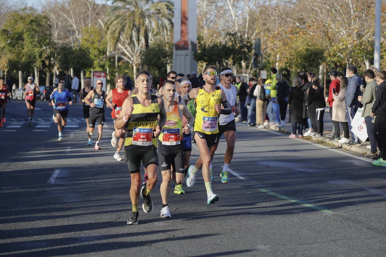 Corredores del maratón por la calle Torneo