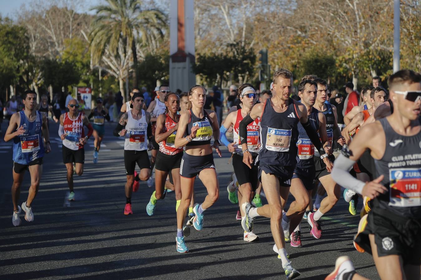 Corredores del maratón por la calle Torneo