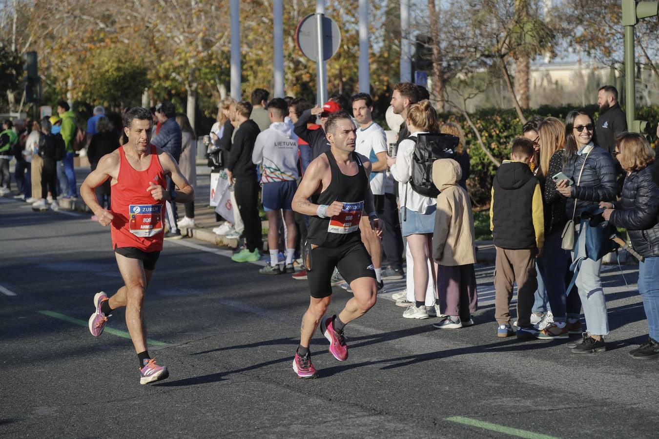 Corredores del maratón por la calle Torneo