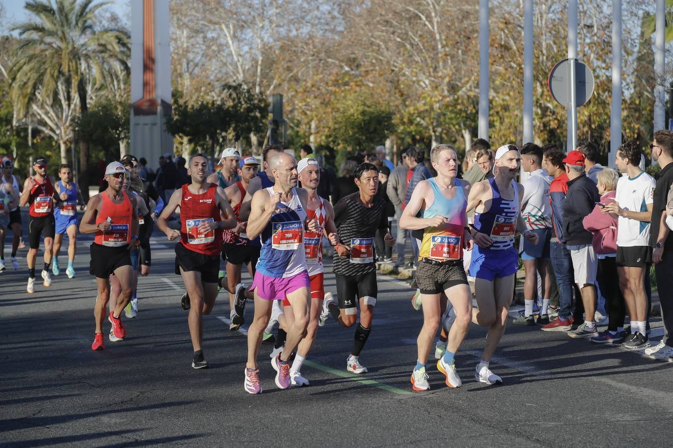 Corredores del maratón por la calle Torneo