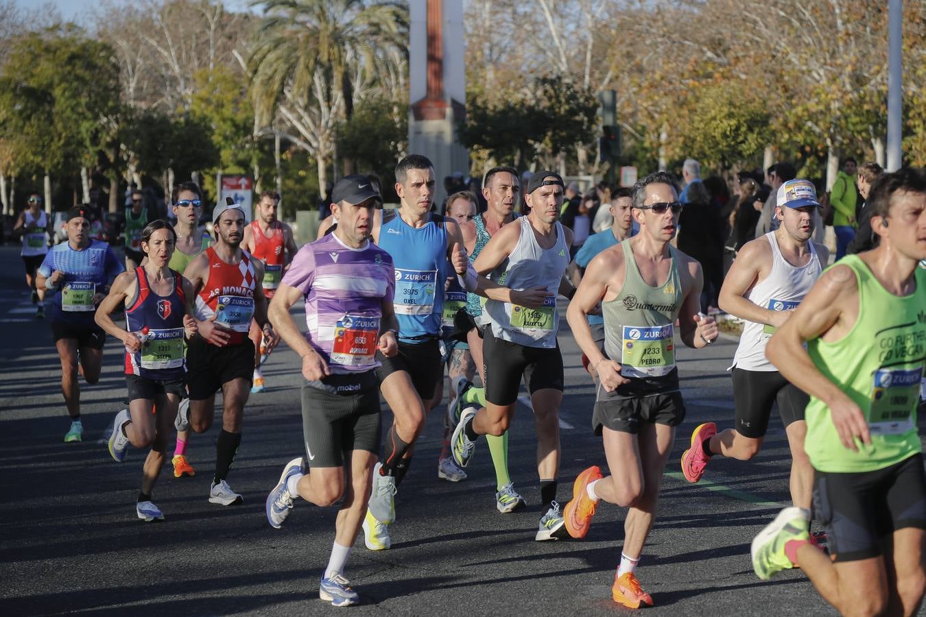 Corredores del maratón por la calle Torneo