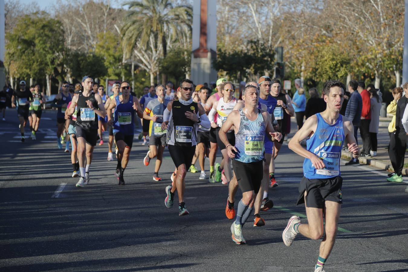 Corredores del maratón por la calle Torneo