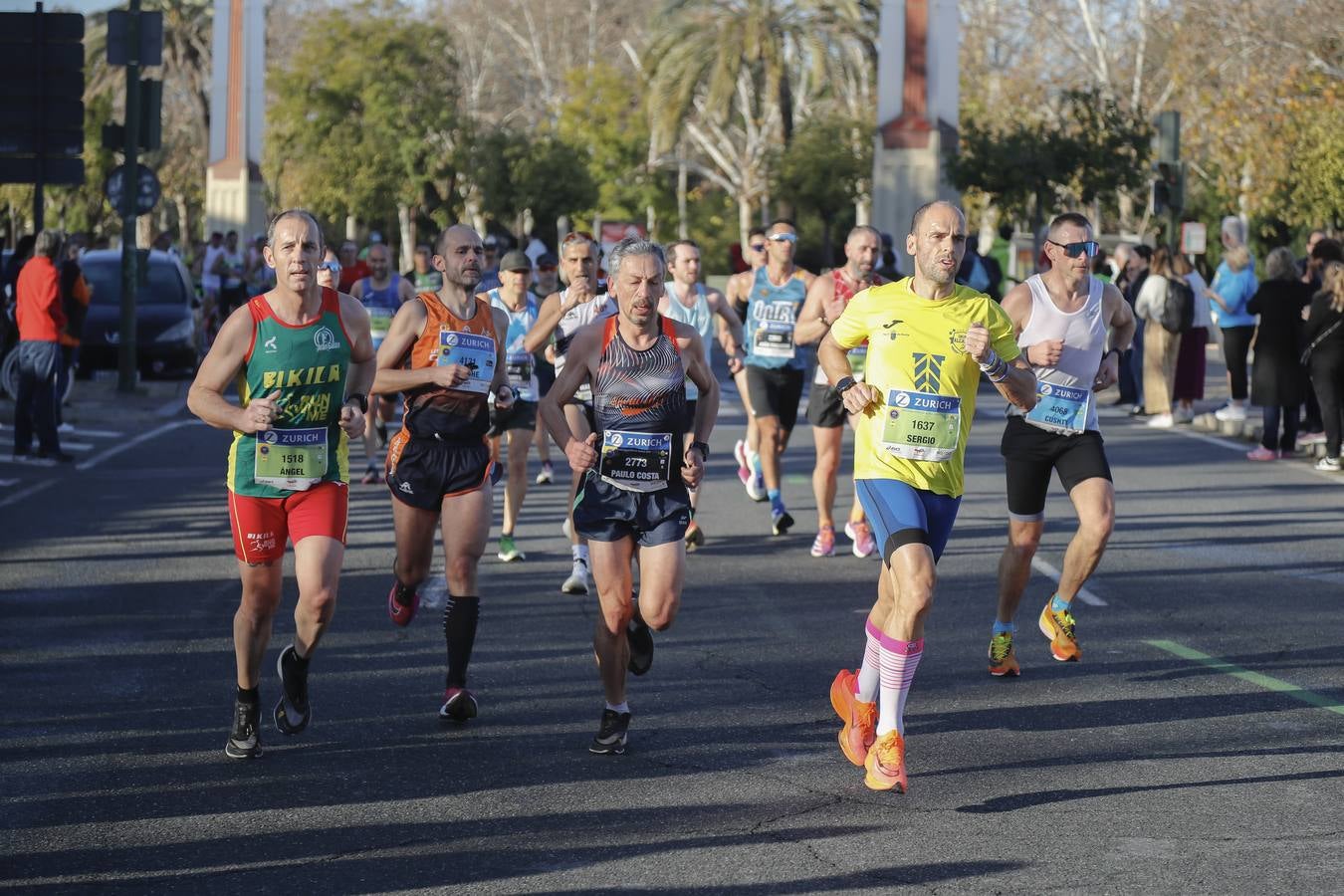 Corredores del maratón por la calle Torneo