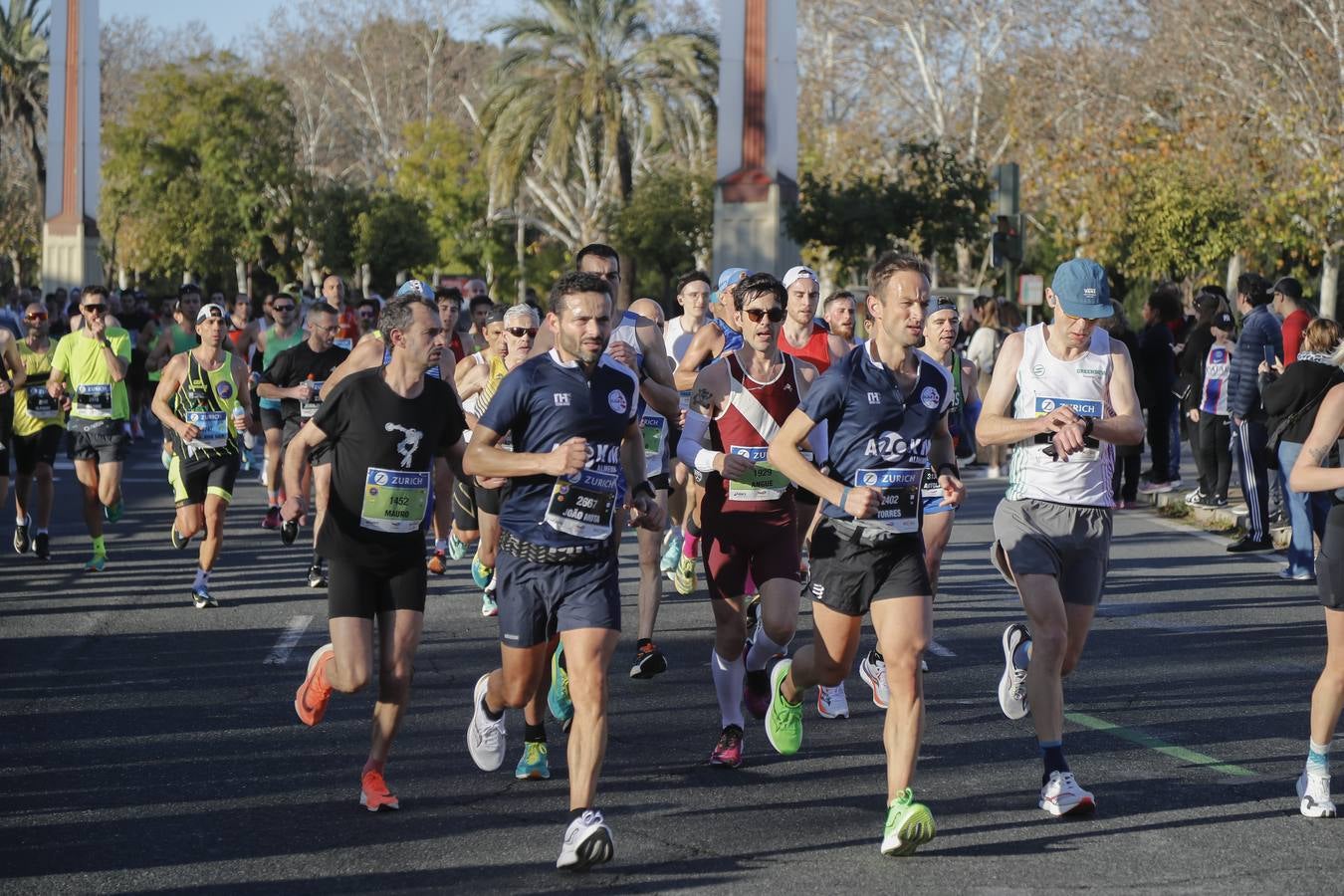 Corredores del maratón por la calle Torneo