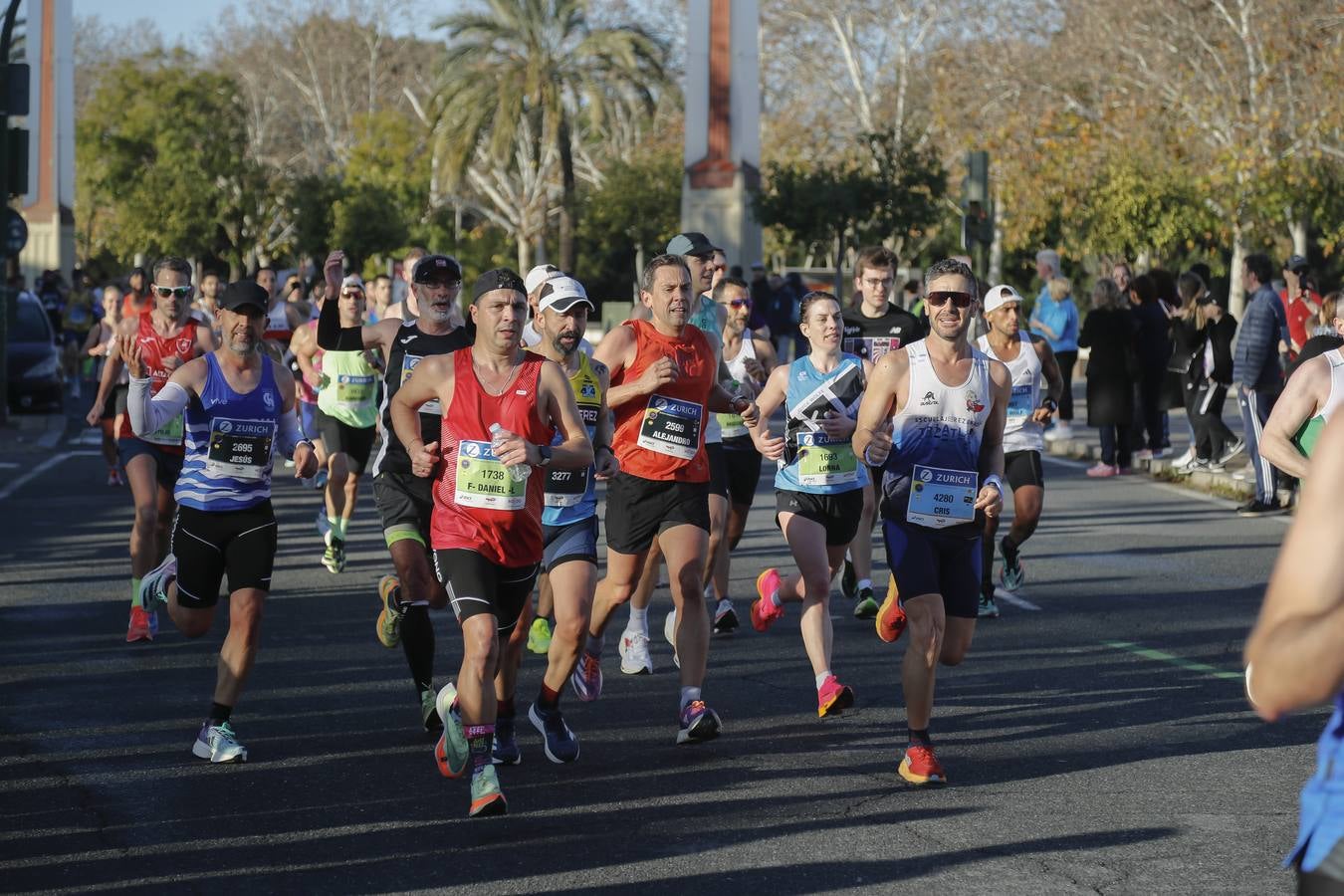Corredores del maratón por la calle Torneo