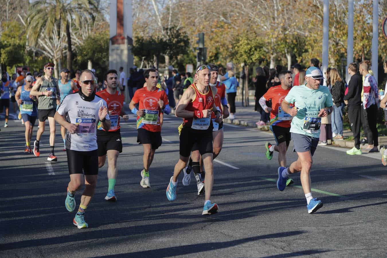 Corredores del maratón por la calle Torneo