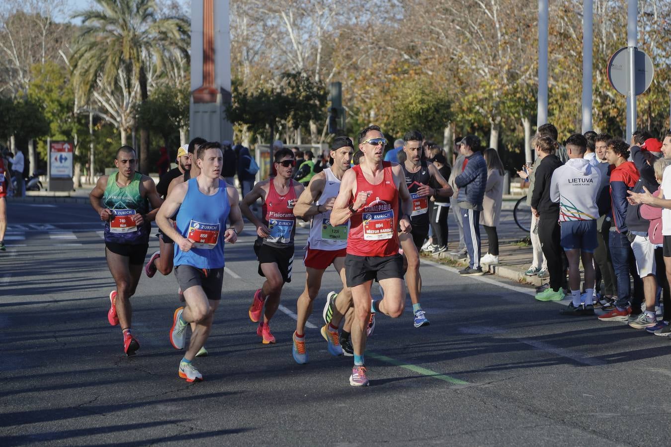 Corredores del maratón por la calle Torneo