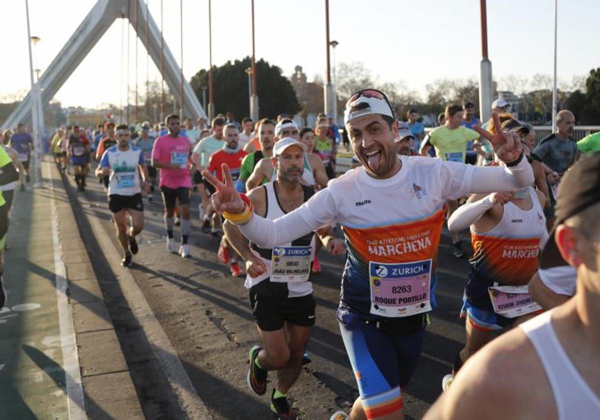 Corredores durante el Zurich Maratón de Sevilla 2024