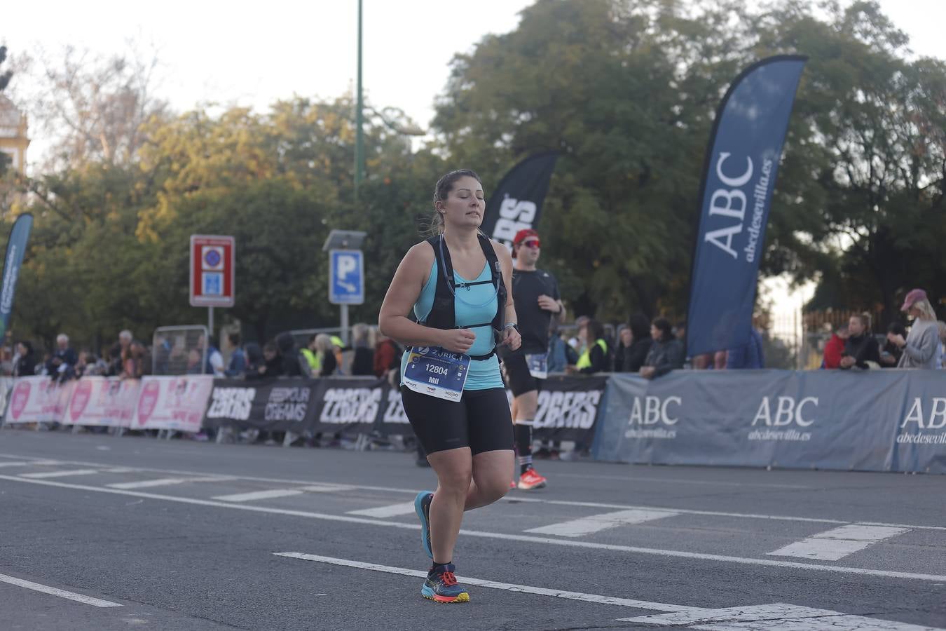 Grupos de corredores en la salida del maratón