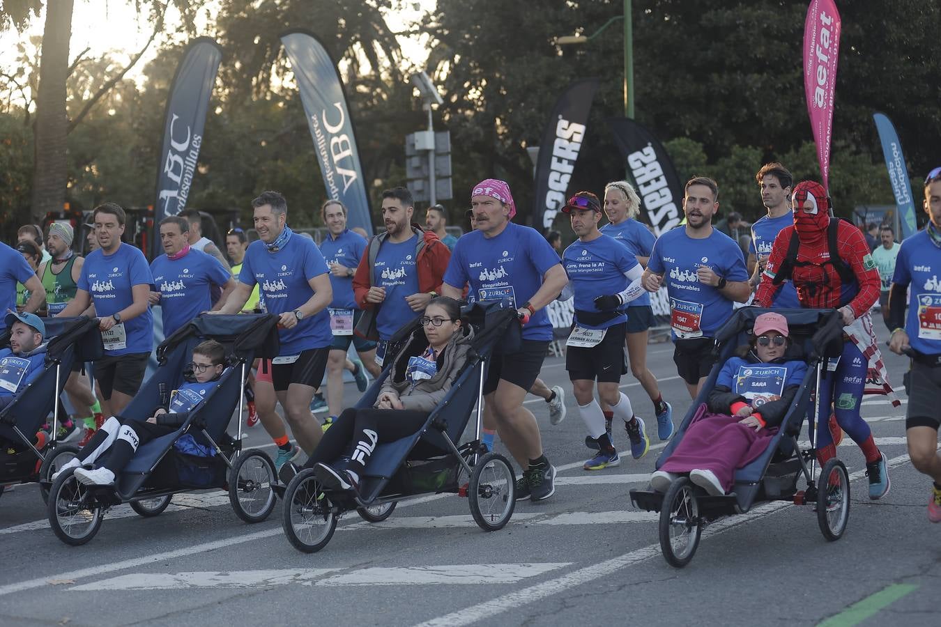 Grupos de corredores en la salida del maratón