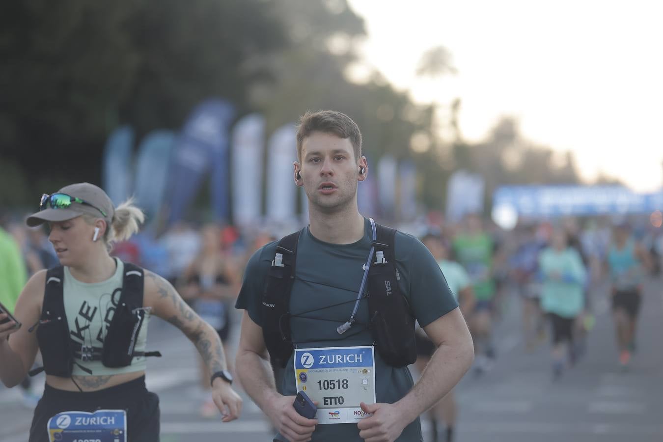 Grupos de corredores en la salida del maratón