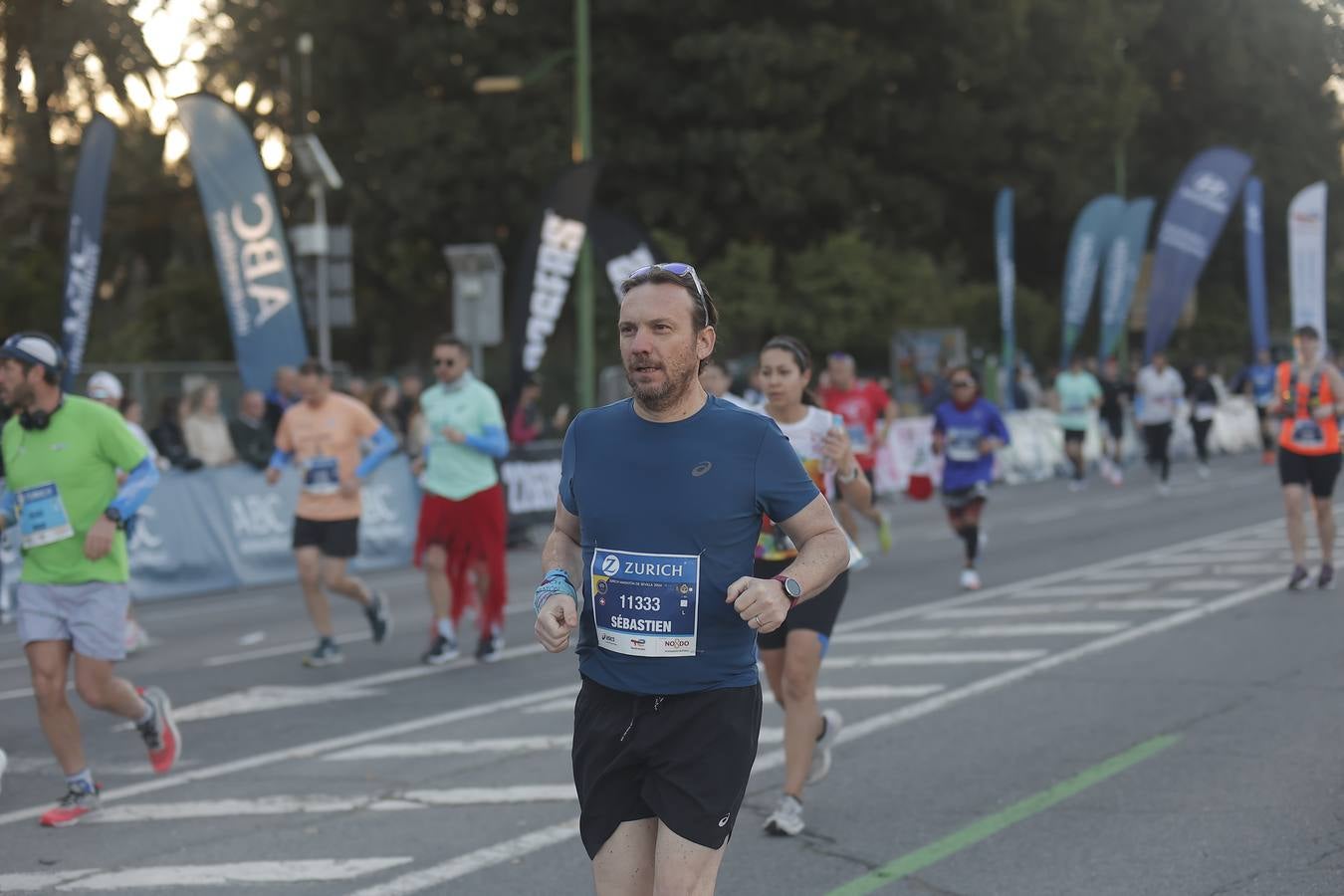 Grupos de corredores en la salida del maratón