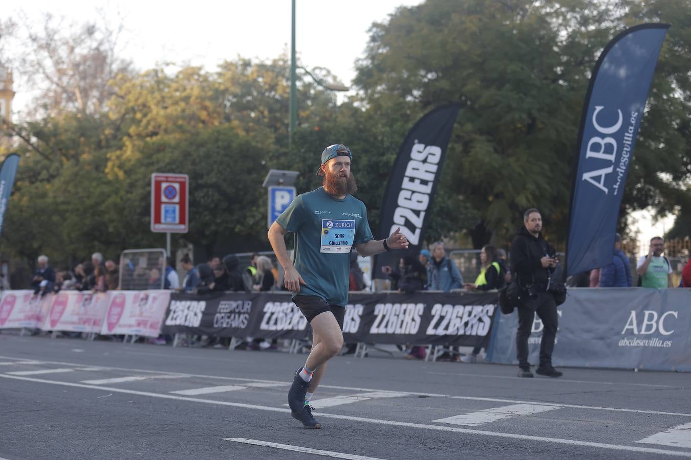 Grupos de corredores en la salida del maratón