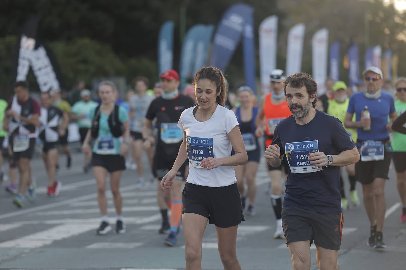 Grupos de corredores en la salida del maratón