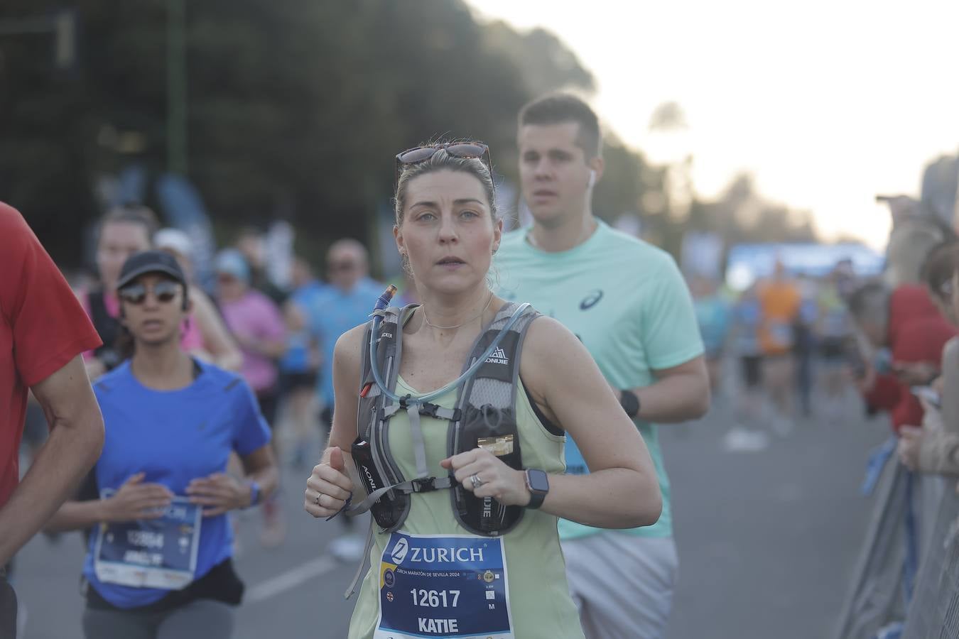 Grupos de corredores en la salida del maratón