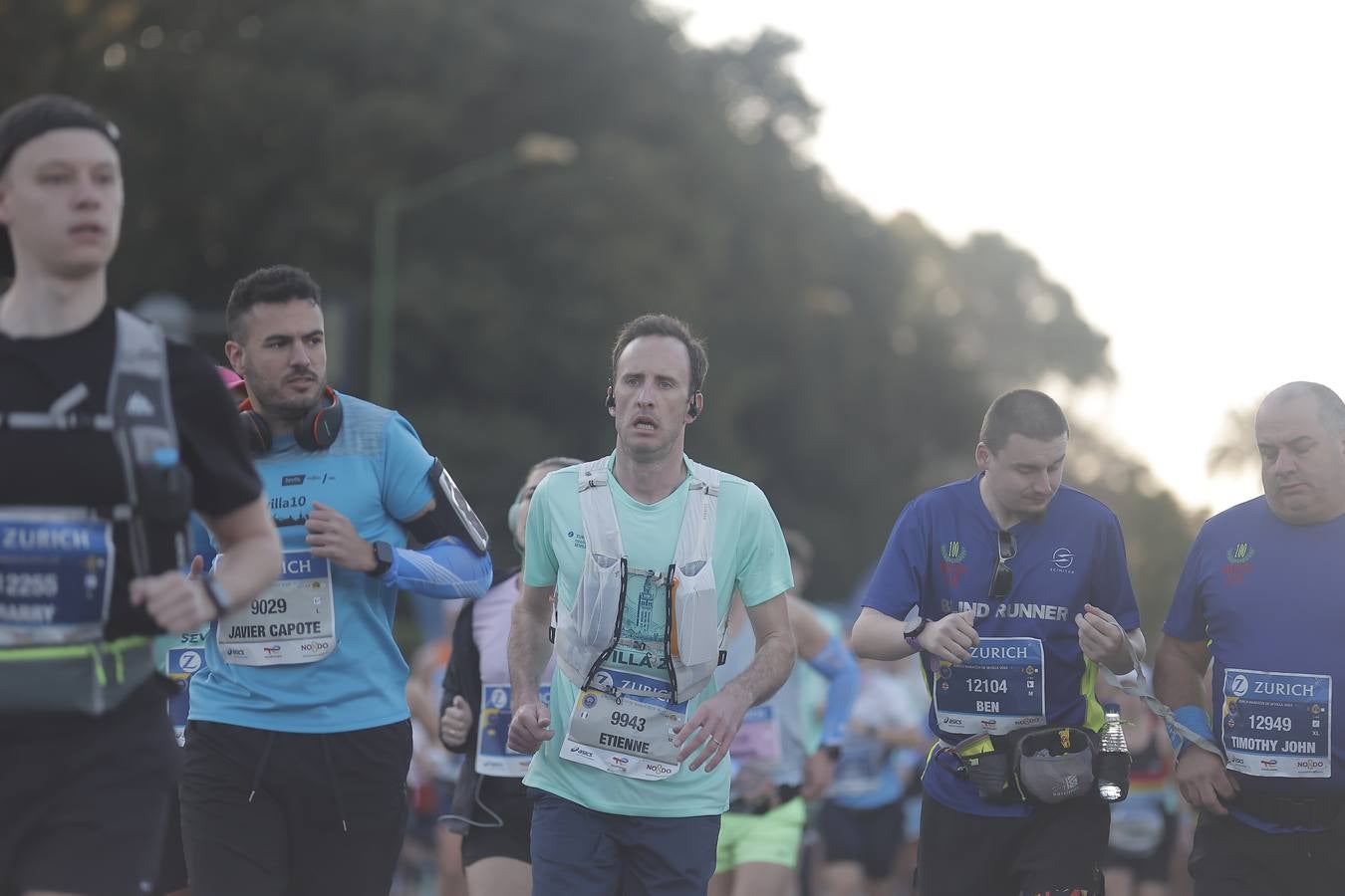 Grupos de corredores en la salida del maratón