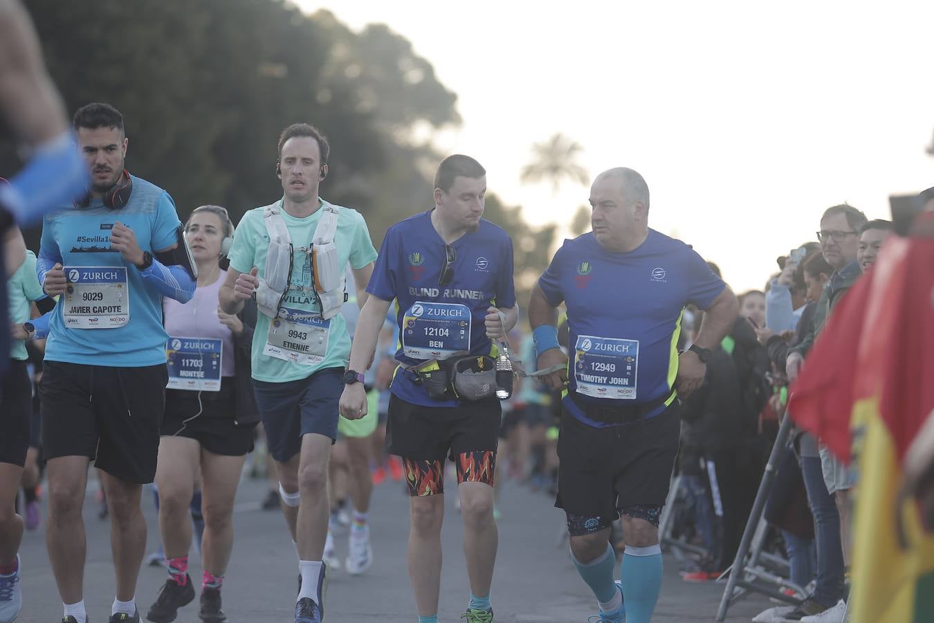 Grupos de corredores en la salida del maratón