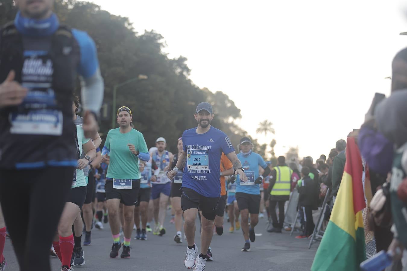 Grupos de corredores en la salida del maratón