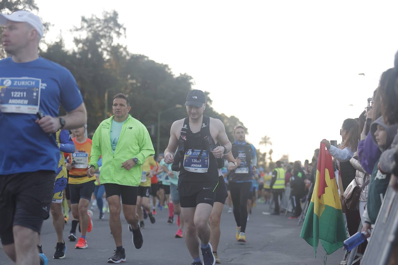 Grupos de corredores en la salida del maratón