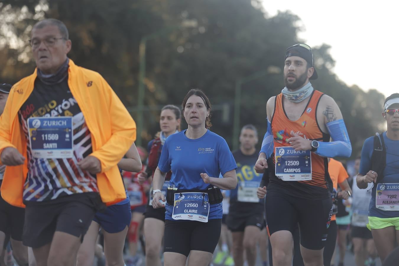 Grupos de corredores en la salida del maratón