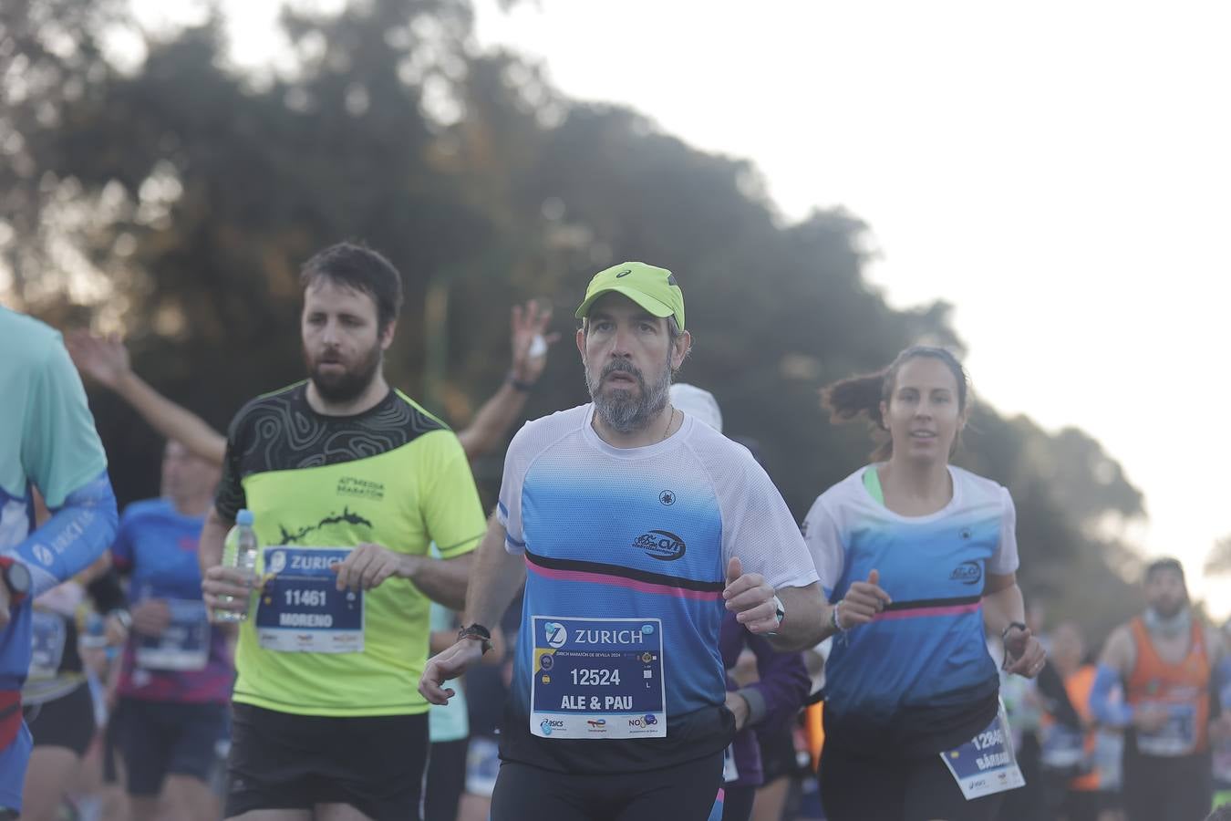 Grupos de corredores en la salida del maratón